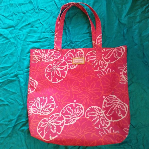 Lilly Pulitzer Handbags - Lilly Pulitzer for Estee Lauder beach tote